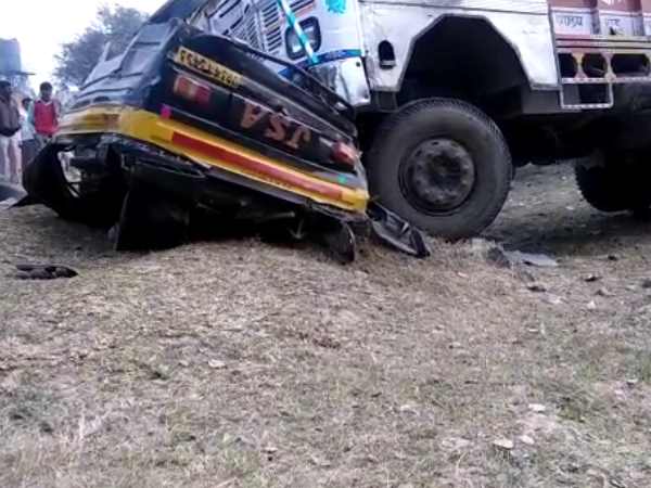 टेंपो को ट्रक ने कुचला टेंपो को ट्रक ने कुचला