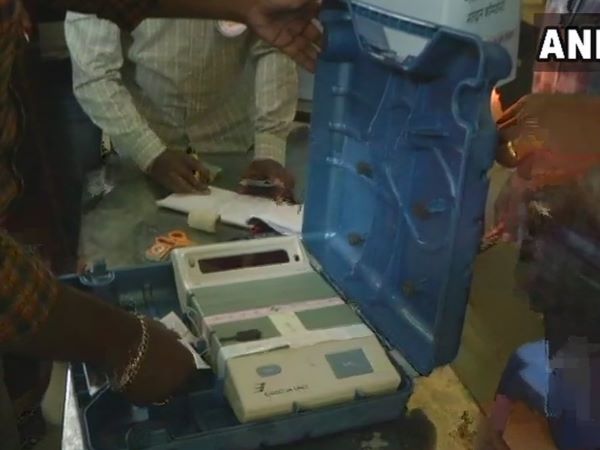 कौन-कौन है चुनावी मैदान में