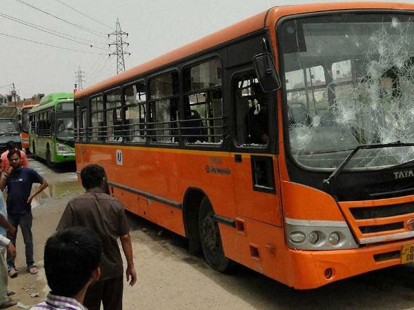 फुटपाथ पर चढ़ी कलस्टर बस