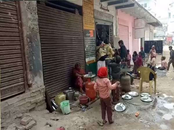 70 बच्चों पर एक टीचर 