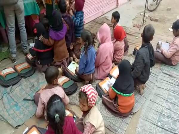 गाड़ी आने पर बच्चों को हटना पड़ता है 