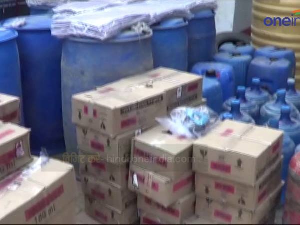 पुलिस ने मारा फैक्ट्री पर छापा पुलिस ने मारा फैक्ट्री पर छापा