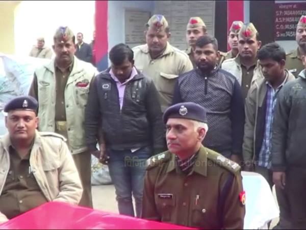 पुलिस ने सामान किए जब्त पुलिस ने सामान किए जब्त