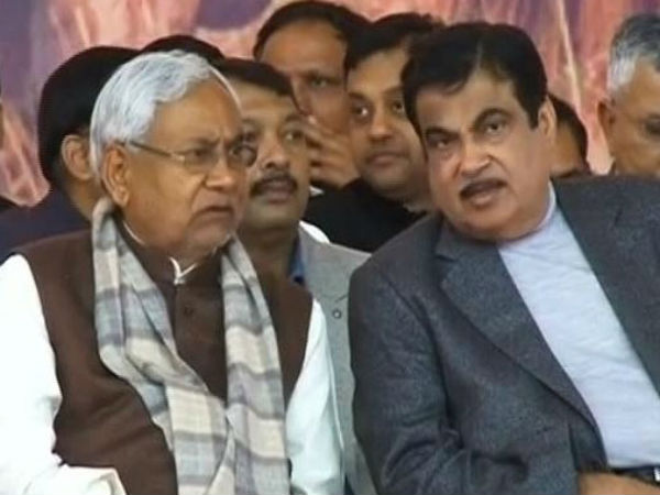 बड़ी संख्या में लोग मौजूद बड़ी संख्या में लोग मौजूद