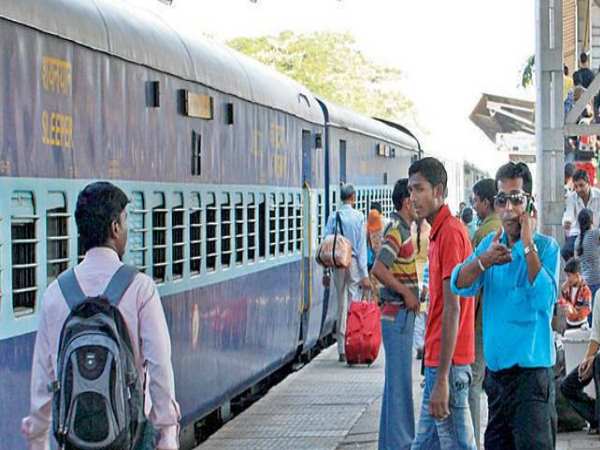 टीटी ने पहले मांगा टिकट फिर की पैसों की मांग