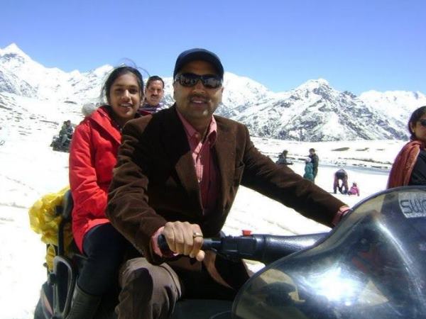 दो बेटियों से संपन्न है दांपत्य जीवन