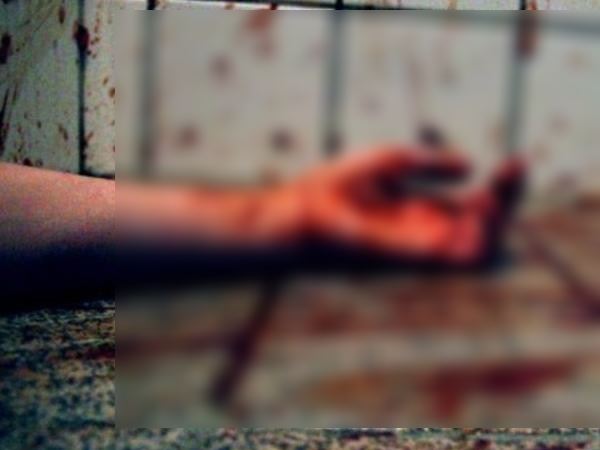 सिर कंकाल और हंसिया मिली