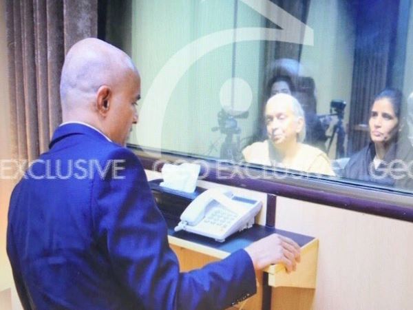 शिपिंग कंटेनर में करवाई थी मुलाकात शिपिंग कंटेनर में करवाई थी मुलाकात