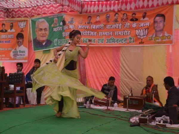 सोशल मीडिया पर वायरल हो रही तस्वीरें