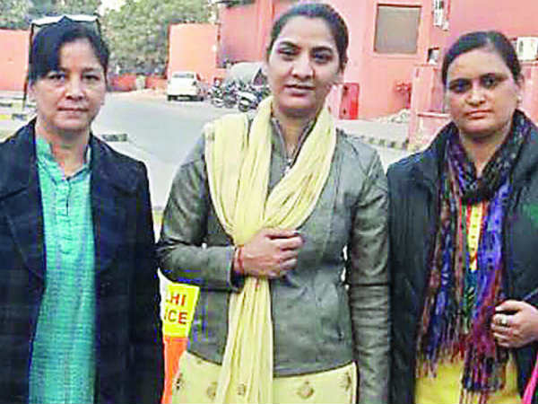 कॉलेज की लड़कियों को देती थी छह हजार