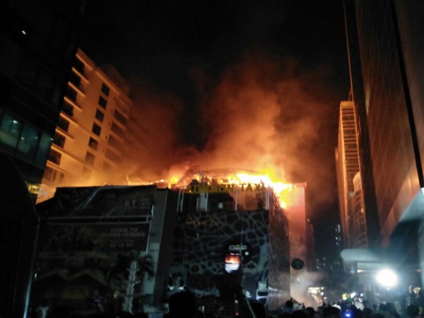 रेस्त्रां बांस और प्लास्टिक का बना हुआ था