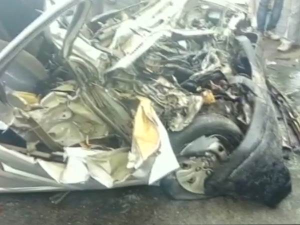 आई-10 और सेंट्रो कार ट्रक से भिड़ीं