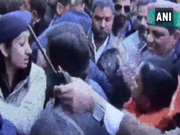 कांंग्रेस दफ्तर पर हुआ बवाल