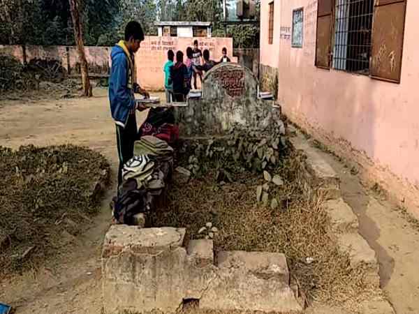 पहले कब्र को सलाम करते हैं फिर शिक्षक को