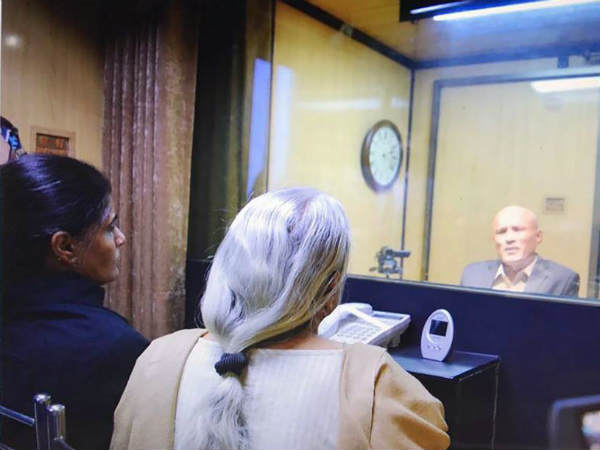 विधवा की तरह पेश किया पाकिस्तान ने 