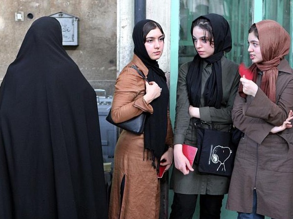 इस्लामिक ड्रेस कोड के बिना बाहर निकलने की थी मनाही