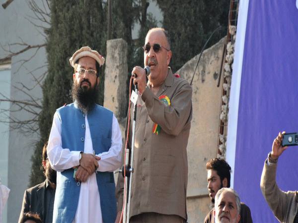 हाफिज सईद के साथ मंच साझा किया