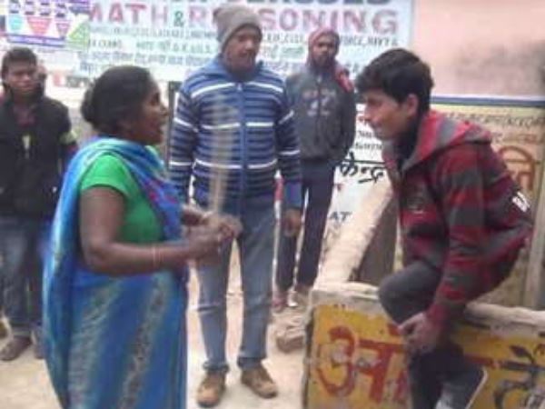 साथियों के साथ कर रहा था छेड़खानी