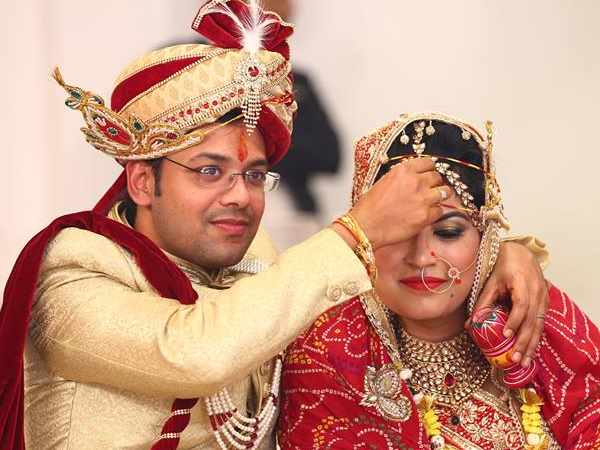 टायर फटने से कार पर खोया कंट्रोल