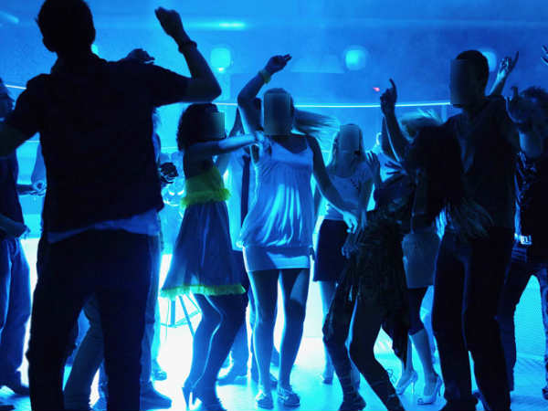 घर वालों ने कहा- पब के अंदर मारी गई गोली