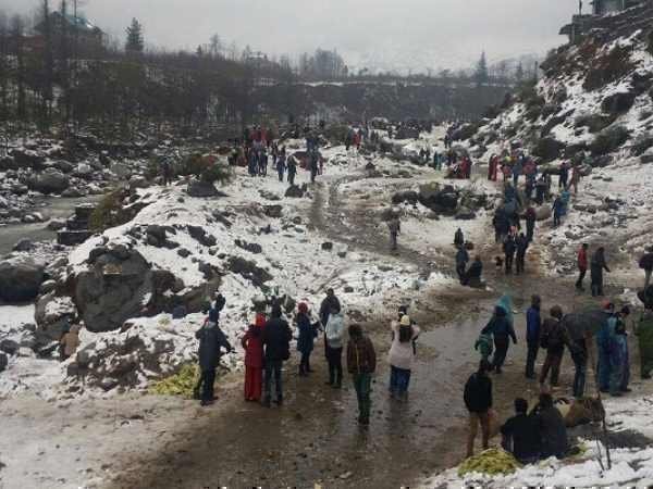 Snowfall stalled many routes in Himachal Pradesh, see Pictures
