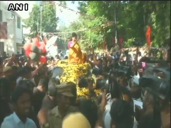 2G Verdict के बाद घर पहुंचे राजा और कनिमोझी, हुआ जोरदार स्वागत