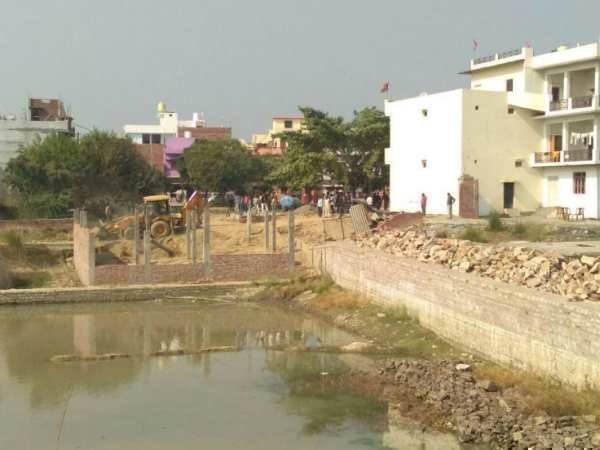 Bulldozer on govt land captured by Gayatri Prajapati