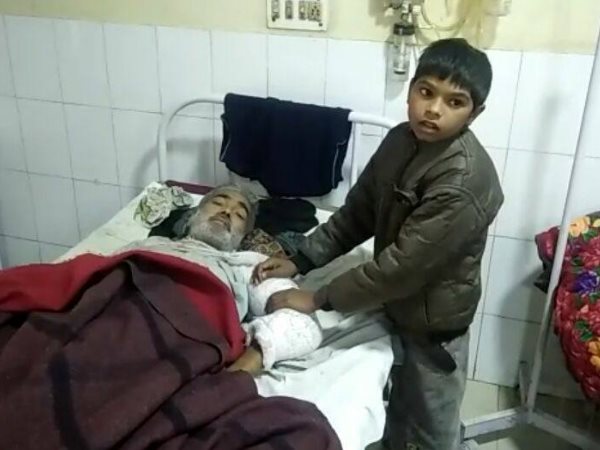 shahjahanpur uttar pradesh 8 years old boy seeking for 2 unit blood for his father