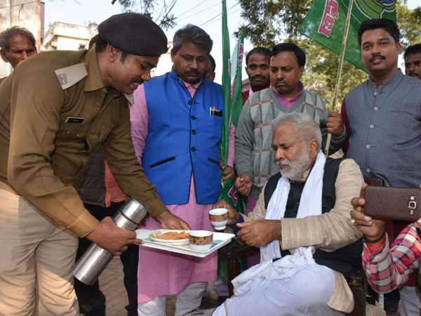 Special treatment to Tejaswi and Tej Pratap in police station in Bihar.