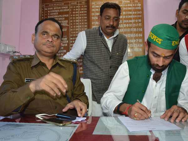 Special treatment to Tejaswi and Tej Pratap in police station in Bihar.