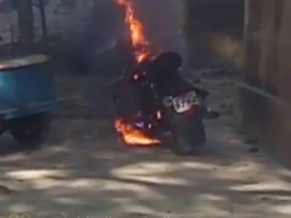 A woman beaten by policeman and then she fired his bike in Kanpur