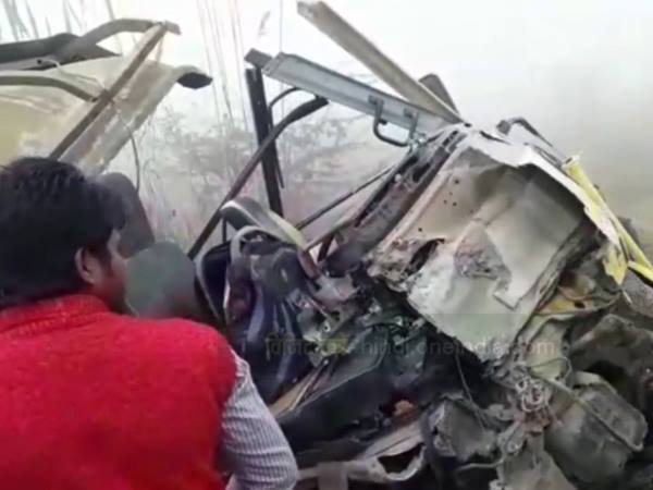  Children injured when a school bus hit by truck in Mainpuri