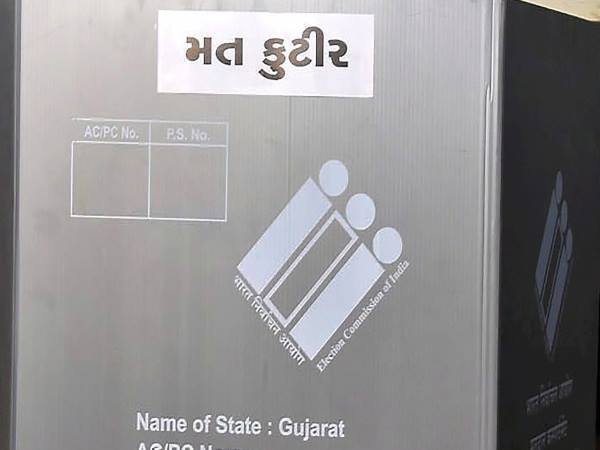 Gujarat Assembly Elections 2017: पहले चरण के मतदान में अब तक 98 EVM खराब होने की शिकायत, 70 अकेले सूरत में Gujarat Assembly Elections 2017: पहले चरण के मतदान में अब तक 98 EVM खराब होने की शिकायत, 70 अकेले सूरत में