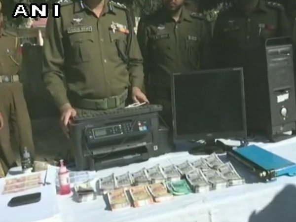 जम्मू-कश्मीर: 6 लाख की कीमत के नकली नोट बरामद होने से हड़कंप, एक गिरफ्तार जम्मू-कश्मीर: 6 लाख की कीमत के नकली नोट बरामद होने से हड़कंप, एक गिरफ्तार