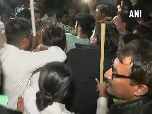 पोस्टर को लेकर हंगामा: भाजपाईयों ने की पिटाई, CM रुपाणी के घर पहुंचे कांग्रेस उम्मीदवार