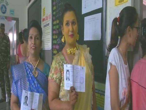Gujarat Assembly Election 2017: हल्दी की रस्म छोड़ कर युवती ने किया सूरत में मतदान Gujarat Assembly Election 2017: हल्दी की रस्म छोड़ कर युवती ने किया सूरत में मतदान