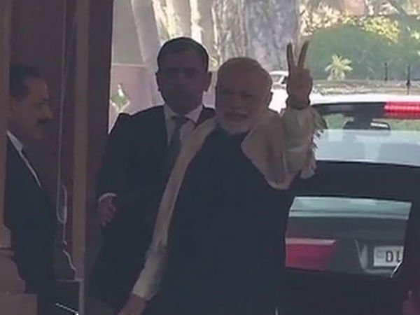 Results Live: पीएम मोदी ने दिखाया 'विजय' का निशान