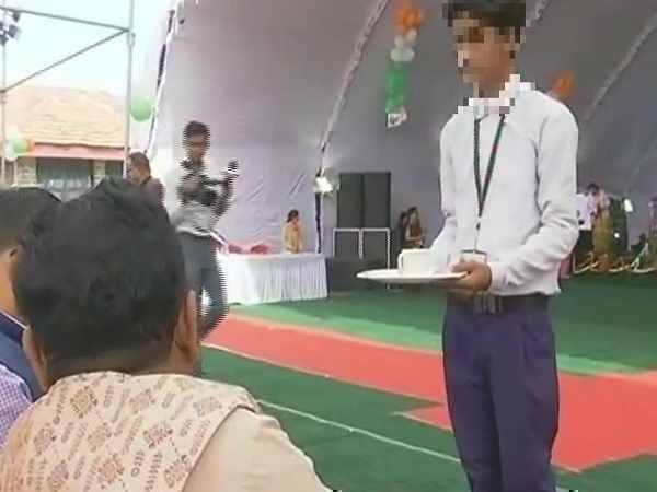 मध्य प्रदेश: सरकारी कार्यक्रम में बच्चों से बटवाई चाय-बिस्किट, मंत्री बोले- बच्चे मेहमानों की सेवा सीख रहे थे