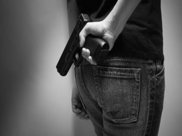 पिस्तौल सटा दी जान से मारने की धमकी