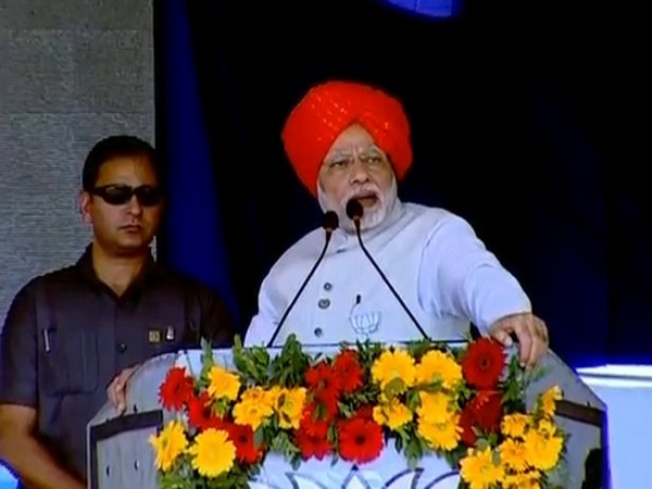 Gujarat Assembly Election 2017: कांग्रेस नेता शहजाद की बगावत को पीएम ने चुनावी रैली में भुनाया, कहा- वो कर रहे बहादुरी का काम Gujarat Assembly Election 2017: कांग्रेस नेता शहजाद की बगावत को पीएम ने चुनावी रैली में भुनाया, कहा- वो कर रहे बहादुरी का काम