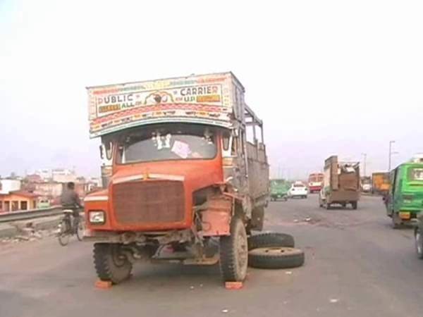 Wife husband and in law died in accident on Lucknow Delhi National Highway Wife husband and in law died in accident on Lucknow Delhi National Highway