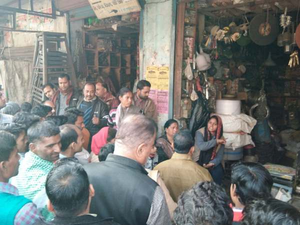 दुकान में ही घिर गया आरोपी