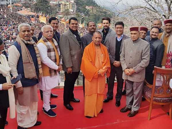 चरण स्पर्ष परिपाटी का अंत होता दिखा