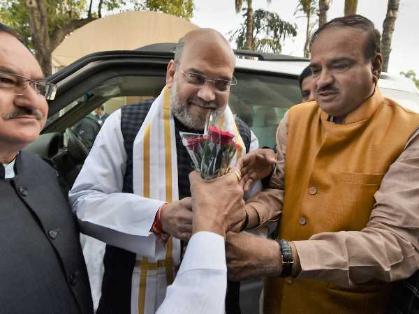 पर्सनल स्टाफ टिफिन लेकर दौड़ा
