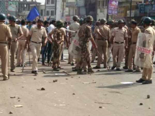 पुलिस ने किया लाठीचार्ज