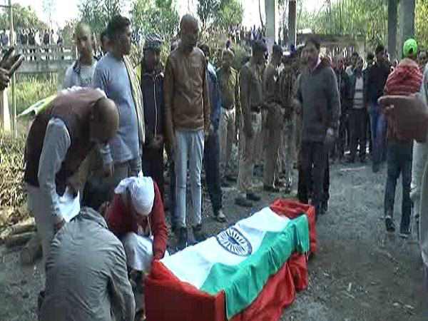 भावुक पल में बेटे की शहादत पर किया गया गर्व भावुक पल में बेटे की शहादत पर किया गया गर्व