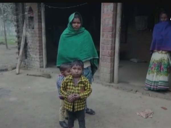 महिला के पति की मकान की दीवार गिरने से रीढ़ की हड्डी टूट गई