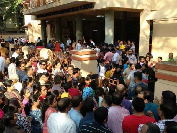 ट्रेनों को रोका गया