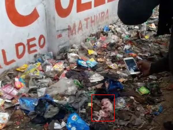 देखने के लिए जुटी भीड़