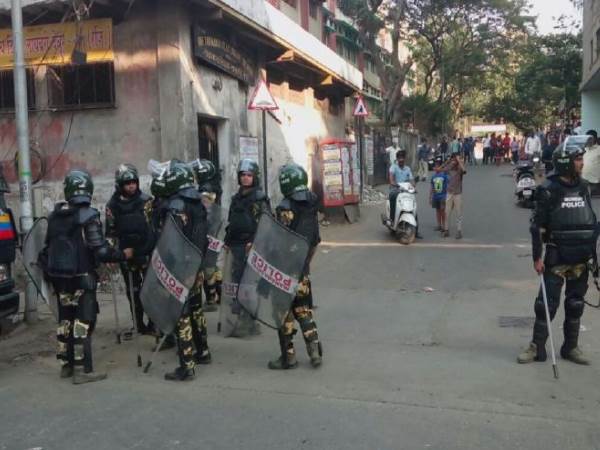 पुलिस की हवा में फायरिंग